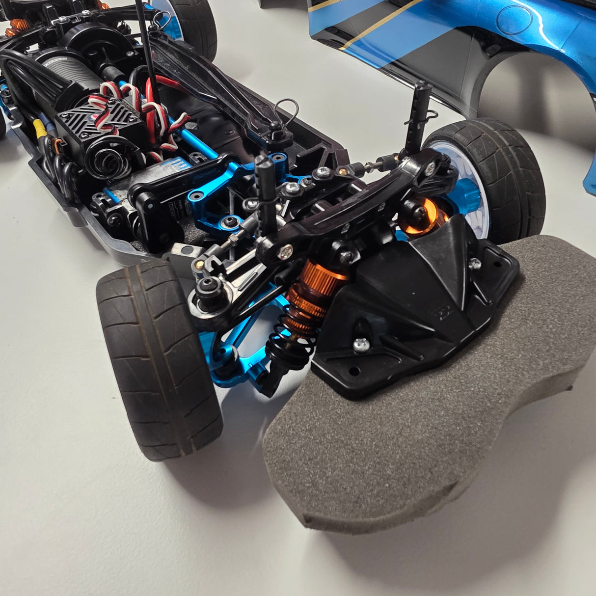 PRE OWNED Tamiya TT-02 + Robitronic Razer ten G2 Brushless Combo 60A 3652 3000kV + Yeah Racing Servo