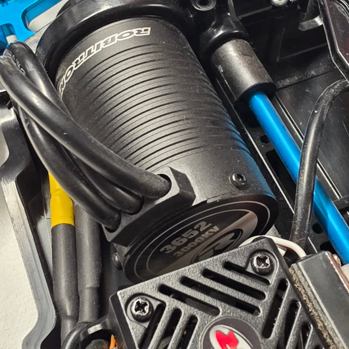 PRE OWNED Tamiya TT-02 + Robitronic Razer ten G2 Brushless Combo 60A 3652 3000kV + Yeah Racing Servo